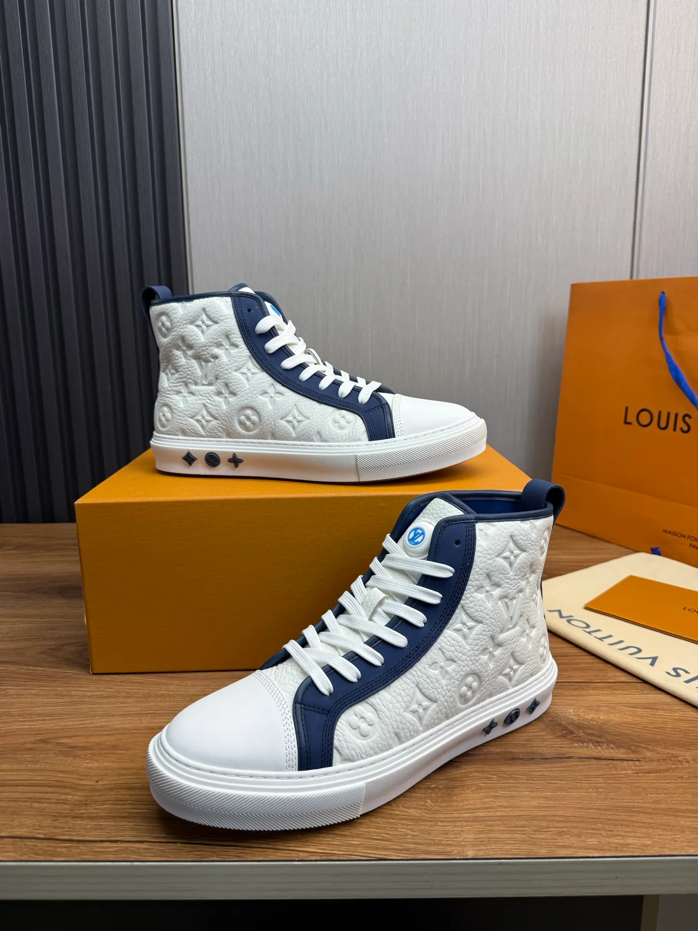 Men's shoes 💰840💰 LOUIS VUITTON [Luden Yiwei] The new trendy Lv is on the market 🎁, casual and fashionable men's shoes 👟 1:1 shipment ⬆️The upper is made of imported cowhide + cowhide mesh lining, the original wear-resistant rubber outsole, the version is simple and elegant, exclusive for trendy men. 38-45 (38.45 is non-refundable if made to order)